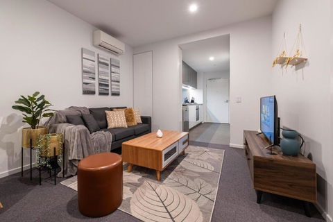 Pleasant &bright 2br2ba Apt Footscray Pool - Stayed 1