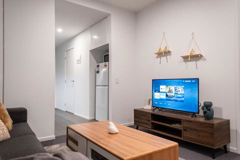Pleasant &bright 2br2ba Apt Footscray Pool - Stayed 2