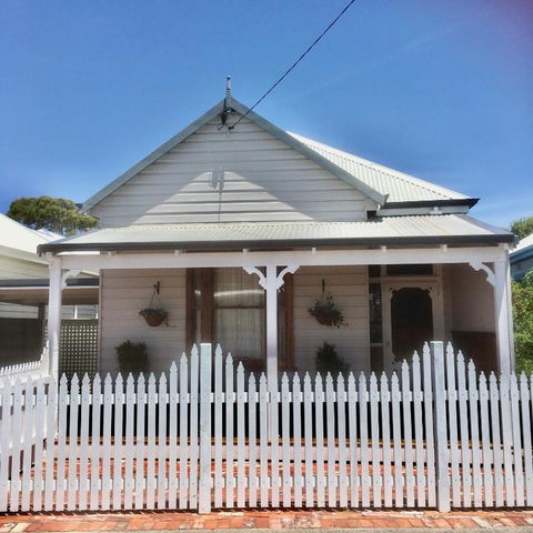 Railway Cottage - Stays Accommodation 3