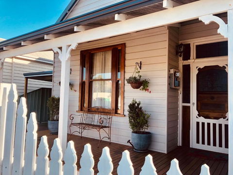 Railway Cottage - Stays Accommodation 2