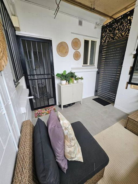 Prime Location: Just Steps Away From Oxford Street - Stays Accommodation 1