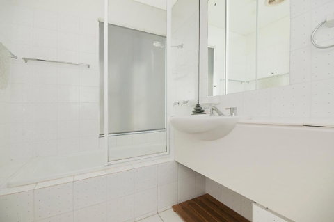 Quarterdeck 20 - Stayed 1