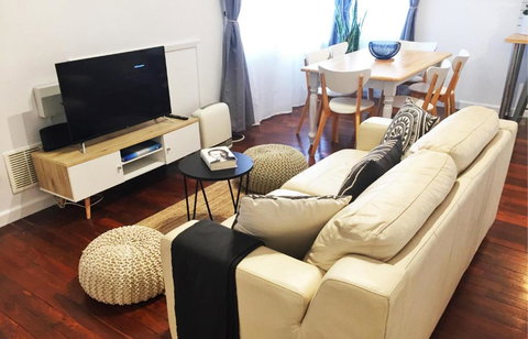 Quick Stroll To The City - Stayed 3