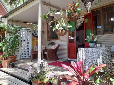Quirky Cottage In Centre Of Maleny, Walk Everywhere - Stayed 3
