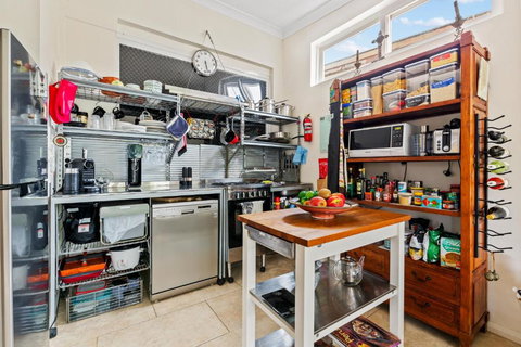 Quirky Marrickville 1-Bed With Courtyard By Shops - Stays Accommodation 3
