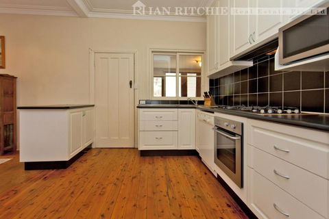 Red Brick Beauty - Central Cottage - Stayed 1