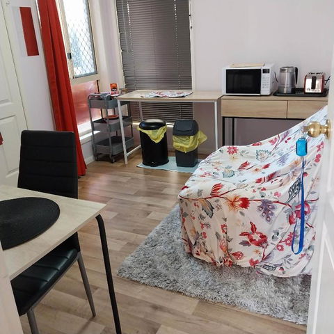 Red Cottage FEMALE ONLY BUDGET STAYS With Bedroom Plus Private Kitchenette Room - Stayed 3