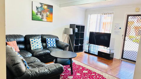 Quiet Family Townhouse In Wollongong CBD - Stays Accommodation 1