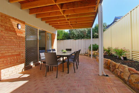 Azure Villa - Stays Accommodation 2