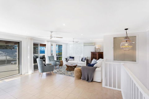 Bagnall Avenue, 1 - Stayed 1