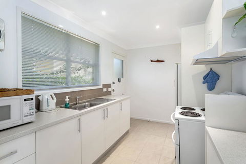 Bagnall Avenue, 1 - Stayed 2