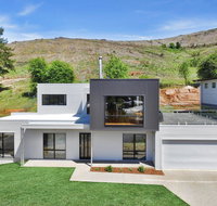 Balcony to Bogong - modern house ten minute stroll to town