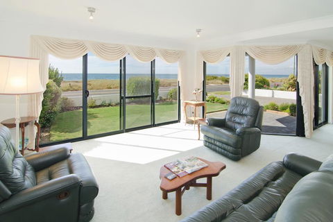 Bayside Beauty - Stayed 3