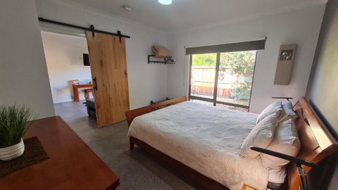 Red Ochre - Large Apartment With Private Courtyard - Stayed 2