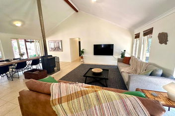 Redtail House - Carlotta with Stays Accommodation