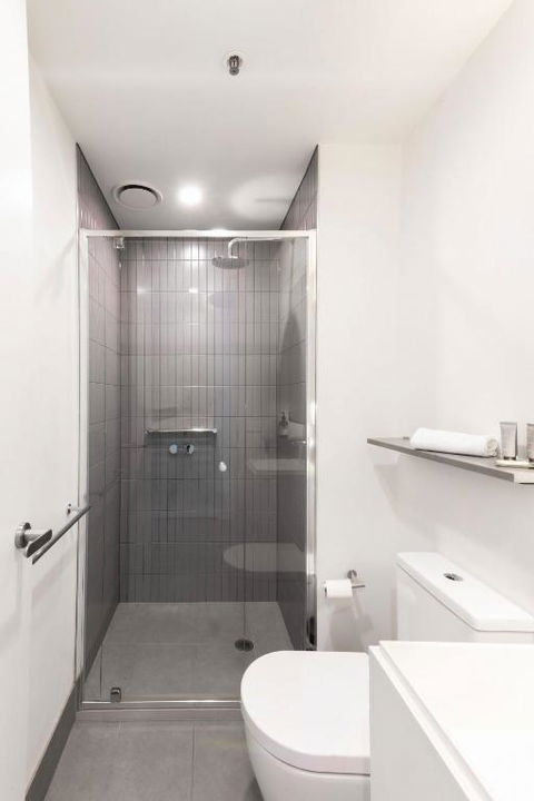 Resort Style Living 2 Bed Apt With Pool BBQ - Stayed 2