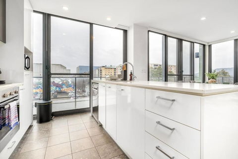 Roomy 2BR 2BA City-Centre Apt - Stayed 2