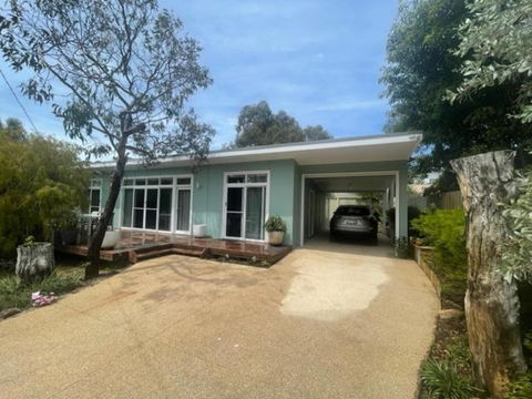 Saltbush - Ideally Located And Modernised MCM Beach House - Stays Accommodation 0