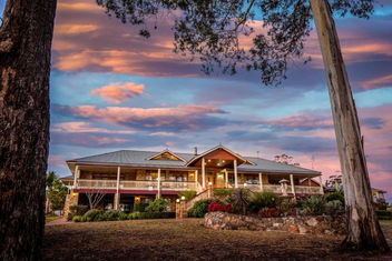 Robyn\'s Nest Lakeside Resort with Stayed