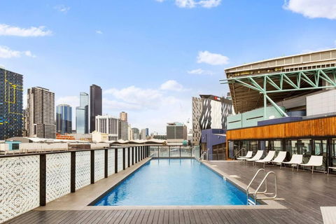 Rooftop Pool 2BR Apt At Marvel Stadium With Free Parking - Stayed 3