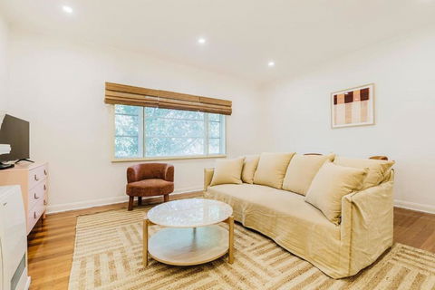 Salmon Calm - Trendy Velvet Allure By Albert Park - Stayed 2