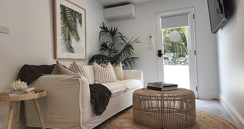SALTY PALMS -Seaside Studio Apartment - Stayed 3