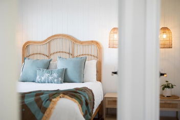 Sanbis Cabin - Hidden Boutique Retreat, Sea Views with Stayed