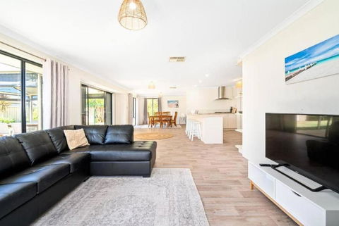 Sandpiper House - Family & Pet Friendly - Stays Accommodation 2