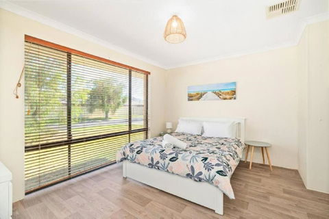 Sandpiper House - Family & Pet Friendly - Stays Accommodation 3