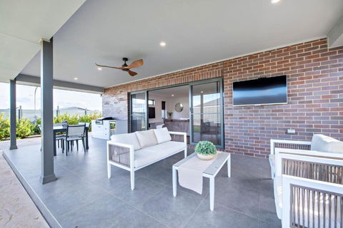 Sandstone - Family Entertainer, Refined Living - Stayed 2