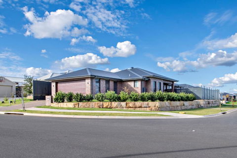 Sandstone - Family Entertainer, Refined Living - Stayed 3