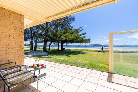 Sandy Beach House Corlette Unit 1 Waterfront WI-FI Aircon - Stayed 2