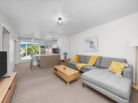 Sandy Bay Apartment With Hobart River View, Near UTAS - Stroll To Cafes And Shops - Stayed 0