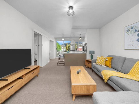 Sandy Bay Apartment With Hobart River View, Near UTAS - Stroll To Cafes And Shops - Stayed 2