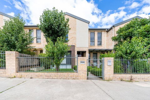 Superb 3BR Townhouse Near Town Centre - Stayed 0