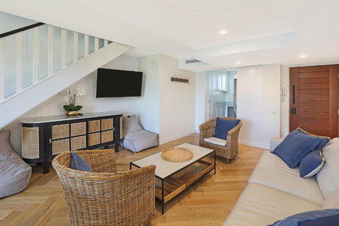 TARA7- On Trend At Taranaki - Stayed 3