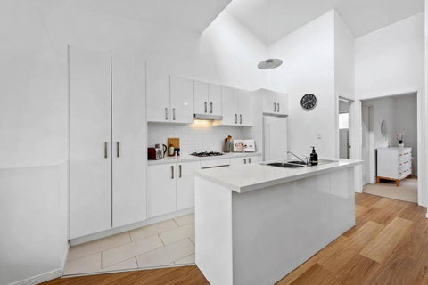 Terrific Townhouse! 2Bed/2Bath/Courtyard/1Car - Stays Accommodation 2