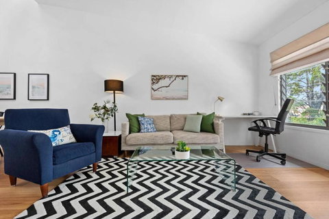 Terrific Townhouse! 2Bed/2Bath/Courtyard/1Car - Stays Accommodation 1