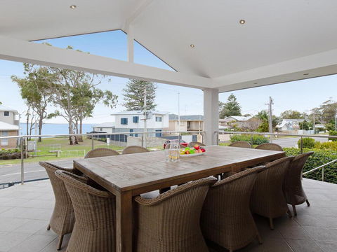 Beauty And The Beach', 88 Foreshore Drive - Large Home With WIFI & Water Views - Stayed 0