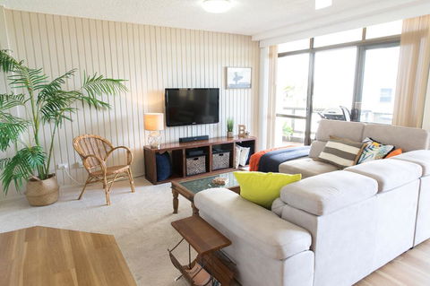 Beauty At The Beach - Modern Beachfront Apartment - Stays Accommodation 3