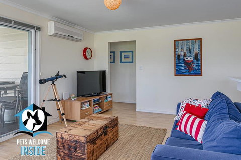 Big Stylish House With River Views, Games Room & WiFI - Stays Accommodation 2