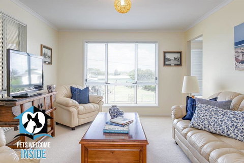 Big Stylish House With River Views, Games Room & WiFI - Stays Accommodation 3