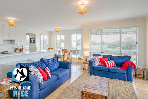 Big Stylish House With River Views, Games Room & WiFI - Stays Accommodation 1