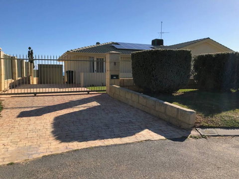 Blue Bay Beach Getaway - Stays Accommodation 3