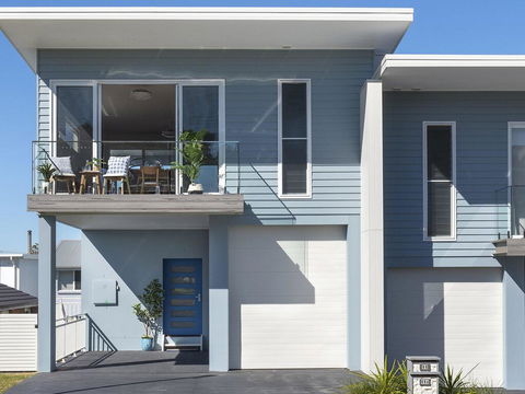 Blue Pelican - Pacific Views, Walk To Beach - Stays Accommodation 0
