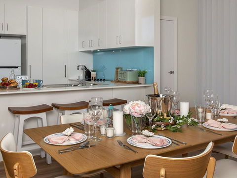 Blue Pelican - Pacific Views, Walk To Beach - Stays Accommodation 3