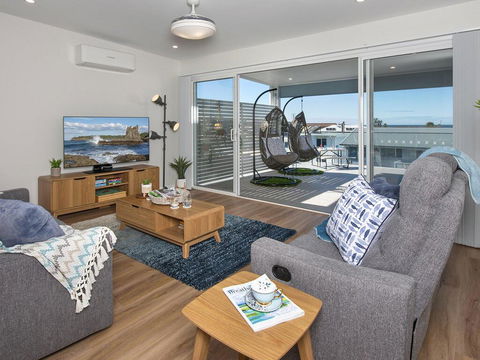 Blue Pelican - Pacific Views, Walk To Beach - Stays Accommodation 1