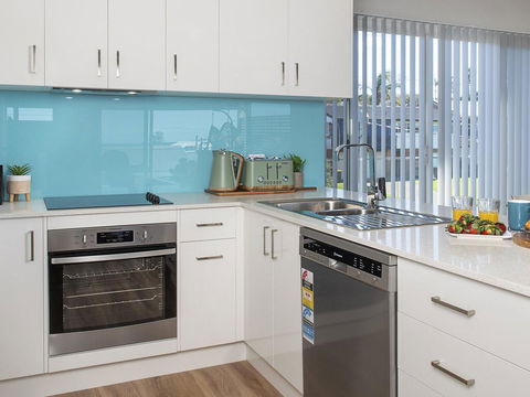 Blue Pelican - Pacific Views, Walk To Beach - Stays Accommodation 2