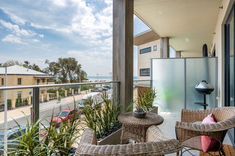 Blue Waters On The Beach: Absolute Beachfront, Views - Stayed 0