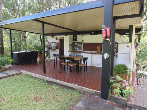 BoBRENE On Tamborine Nude Retreat - Cosy Chalet - Stays Accommodation 3